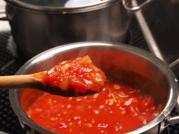 Вкусный томатный соус — стоковое фото