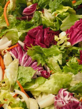 Ahşap üzerine taze organik marul