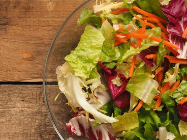 Ahşap üzerine taze organik marul