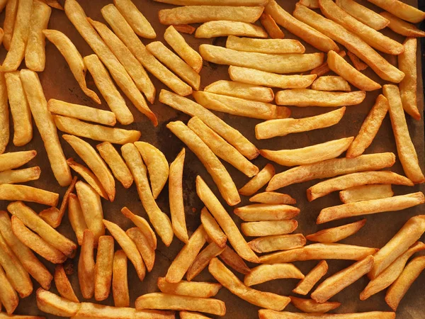 Goldene Pommes auf einem Backblech — Stockfoto