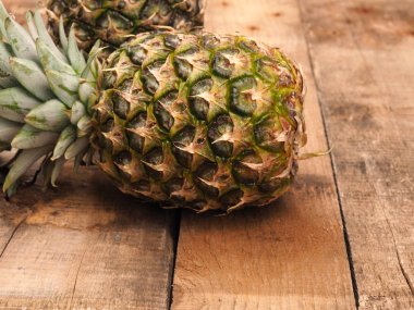 Rustik ahşap üzerine organik ananas