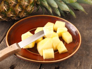 Ahşap üzerine tatlı organik ananas