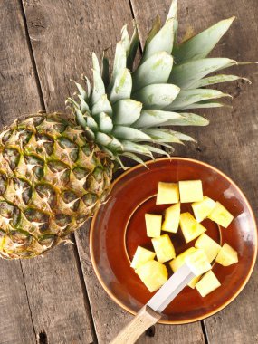 Ahşap üzerine tatlı organik ananas