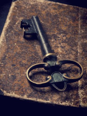 Eski kullanılmış kitap ile büyük anahtar