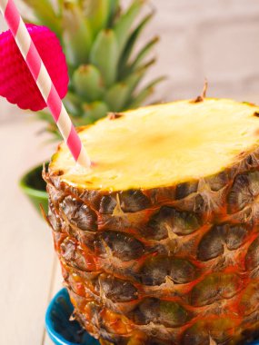 Taze ananas saman bir içme ile