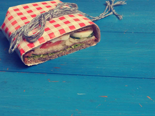 Sabroso sándwich en una mesa azul — Foto de Stock