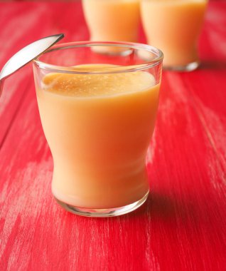 Tatlı ev yapımı vanilyalı puding