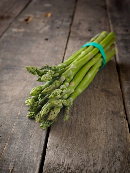 Asparagi freschi di gree biologico — Foto Stock