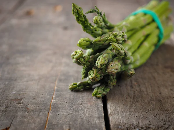 Asparagi freschi di gree biologico — Foto Stock