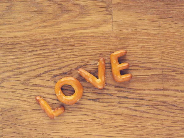 Het woord liefde op een houten tafel — Stockfoto