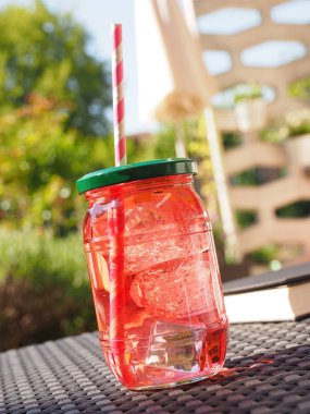 Taze organik çilek suyu