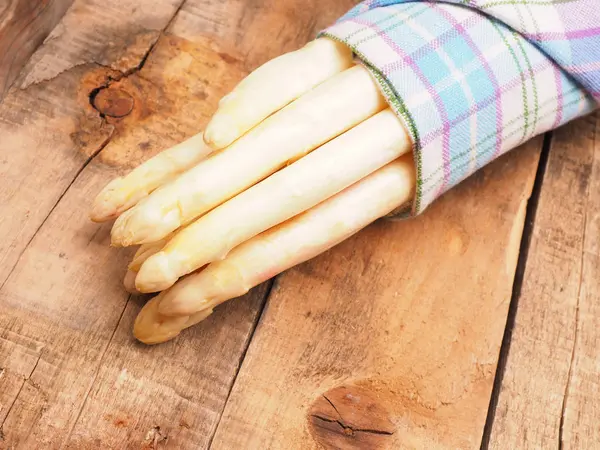 Rauwe biologische witte asperges — Stockfoto