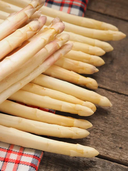 Fresh organic white asparagus — Stock Photo, Image