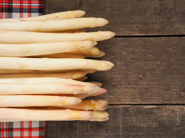 Verse biologische witte asperges — Stockfoto