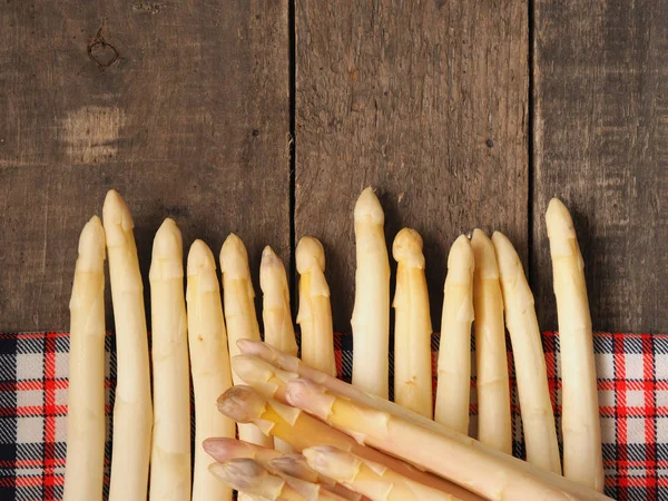 Verse biologische witte asperges — Stockfoto