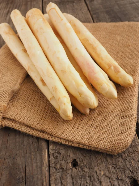 Biologische witte asperges — Stockfoto