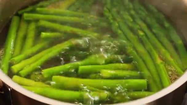 Espargos Verdes Ferventes Alimentação Saudável Comida Sazonal — Vídeo de Stock