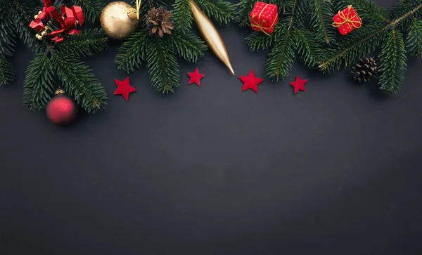 Παραδοσιακή Χριστουγεννιάτικη διακόσμηση σε χρυσό και κόκκινο — Φωτογραφία Αρχείου