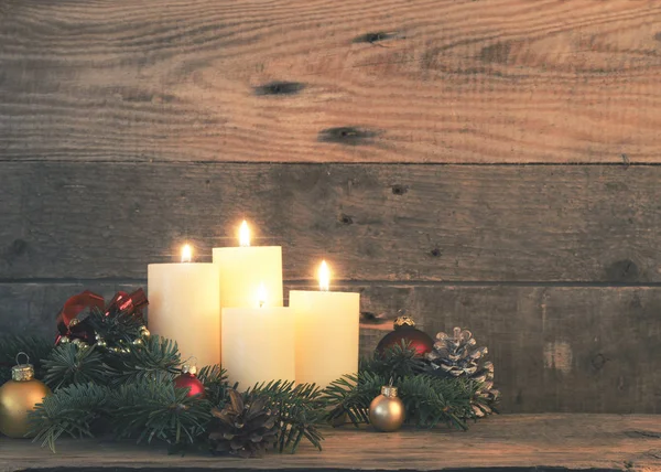 Vier adventskaarsen met decoratie — Stockfoto