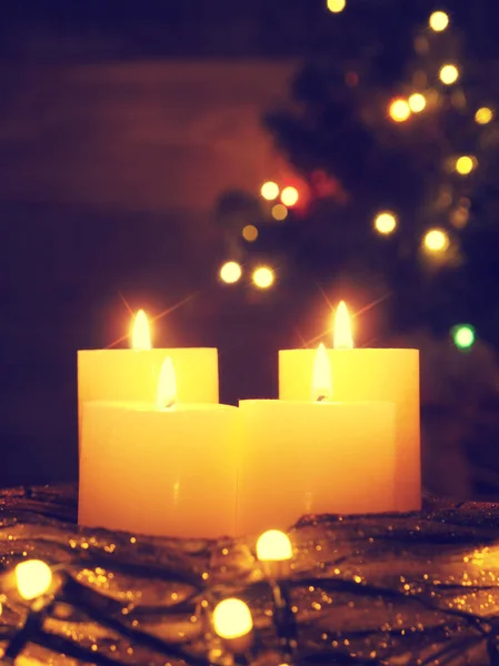 Quatro velas de Advento ardentes com árvore de Natal — Fotografia de Stock
