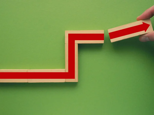 Businessman with wooden blocks and red arrow — Stock Photo, Image