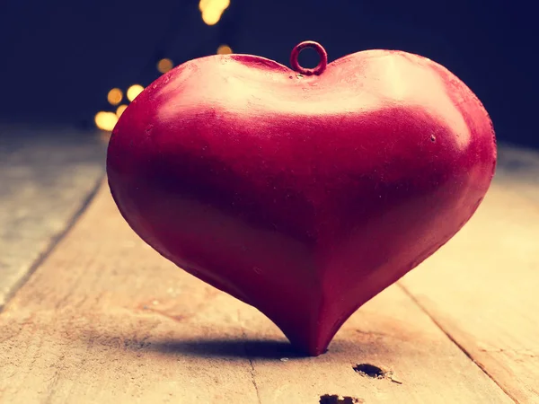 Κόκκινη καρδιά σχήμα σε έναν ξύλινο πίνακα — Φωτογραφία Αρχείου