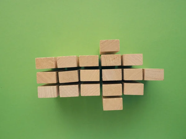 Forma de flecha con bloques de madera en verde —  Fotos de Stock