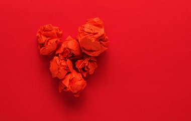 Kalp şeklinde kırmızı kağıt toplar.