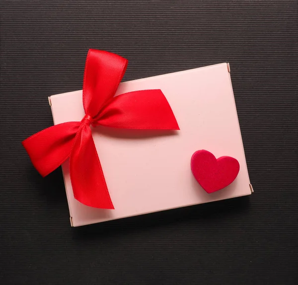 Червона дерев'яна форма серця на подарунковій коробці — стокове фото
