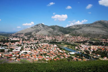 Dağ kasabasının renkli manzarası. Mavi gökyüzü bulutları. Yaz manzarası. Duvar Kağıdı.