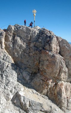 Almanya'nın en yüksek dağı tepesinde çapraz