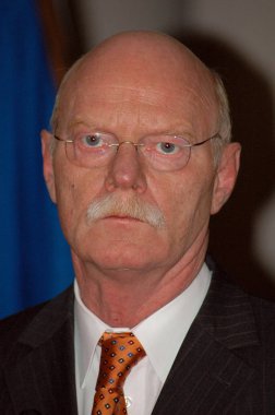 Peter Struck bir basın toplantısında