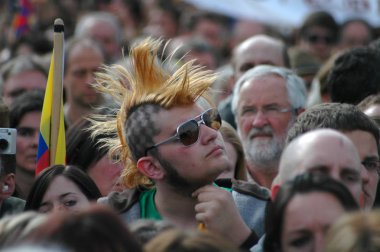  adam bir oynak punky saç kesimi ile 