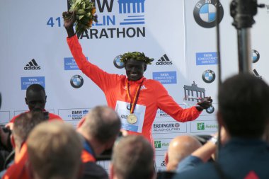 42 Berlin maratonu kazanan