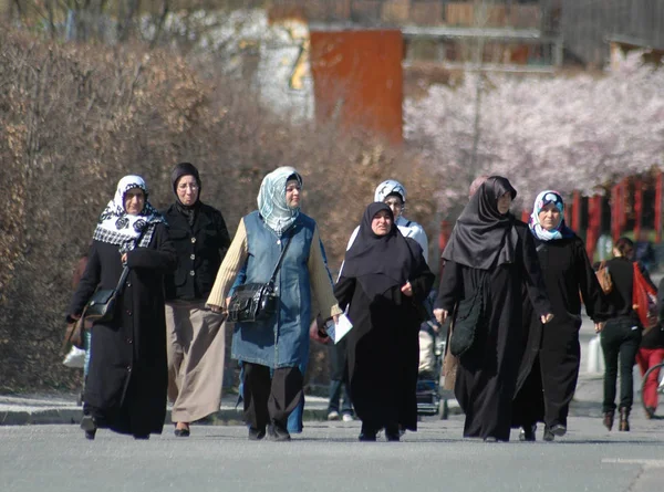 Μια ομάδα γυναικών μουσουλμανική μαντίλα-ρουλεμάν — Φωτογραφία Αρχείου