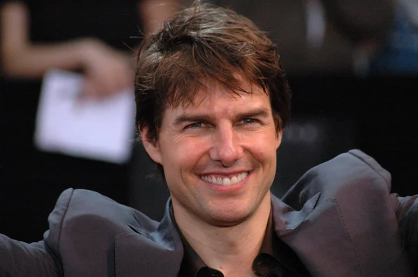 Tom Cruise ser in i kameran — Stockfoto
