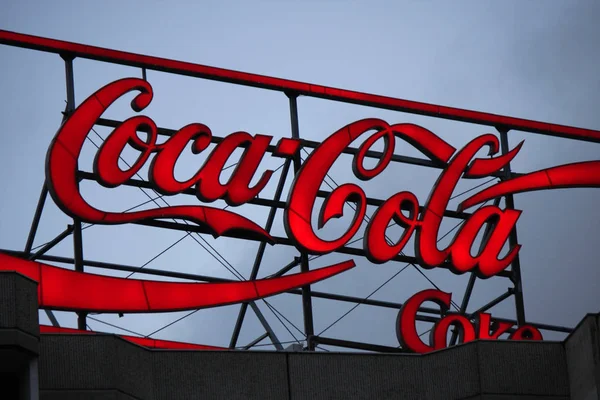 Logó, a márka "Coca Cola", Berlin. — Stock Fotó