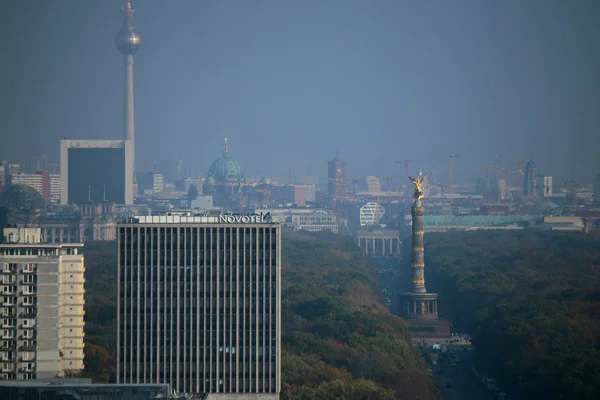 "Fernsehturm "(телевизионная башня ) — стоковое фото