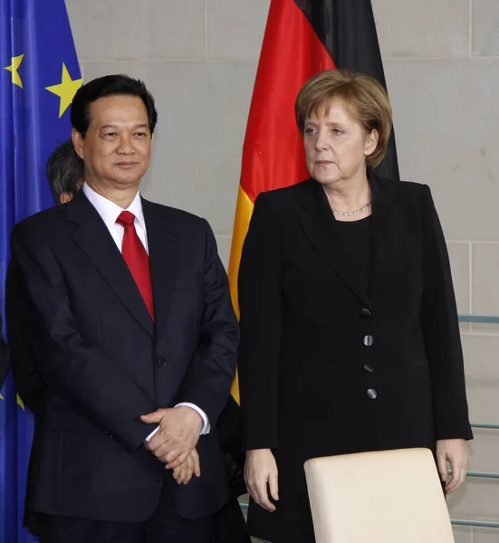Премьер-министр Вьетнама Нгуен Тан Дунг, канцлер Ангела Меркель — стоковое фото