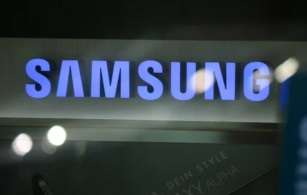 Logotipo da marca "Samsung", Berlim — Fotografia de Stock