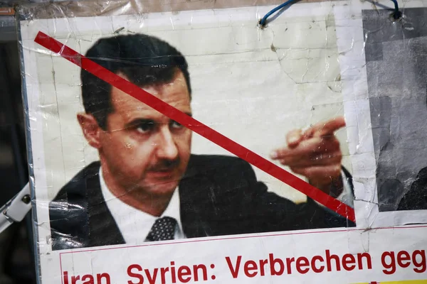 Διαμαρτυρία αφίσα με το πορτρέτο του δικτάτορα της Συρίας Baschar Hafiz — Φωτογραφία Αρχείου