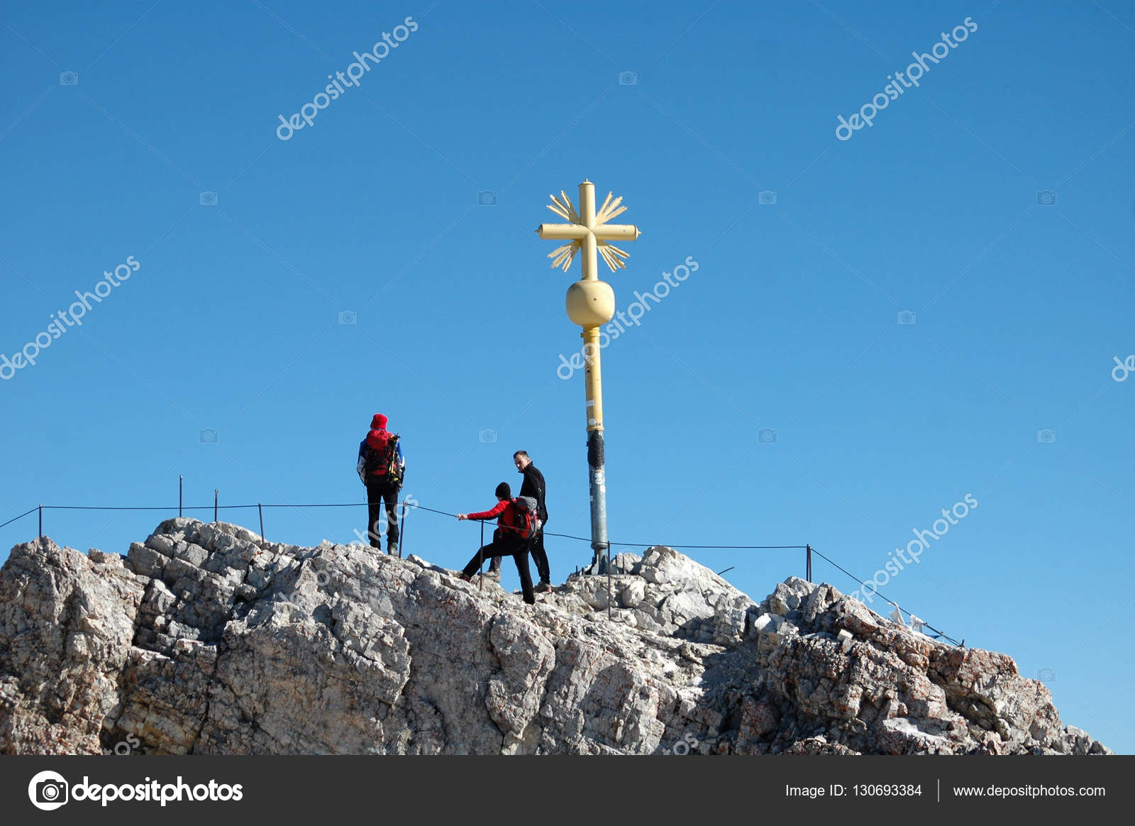 Croce Sulla Cima Della Montagna Più Alta Di Germanie Foto