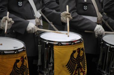 davul yürüyen oyun askerler