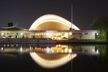 Paul-Loebe-Haus ve nehir Spree, Berlin.