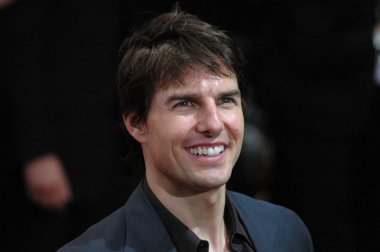 Tom Cruise kameraya benziyor 