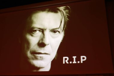 Ölen rock yıldızı David Bowie yasını