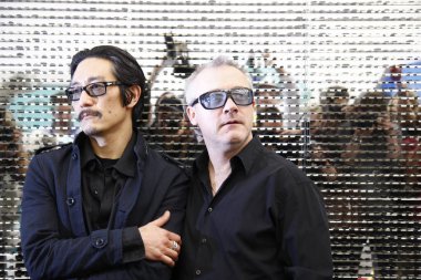 Michael Joo, Damien Hirst serginin açılışında