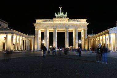 gece kapıda brandeburg
