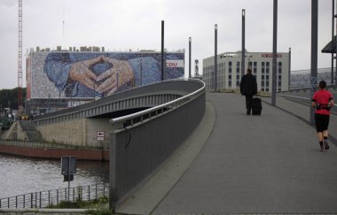 Şansölye Angela Merkel elinde gösterilen poster