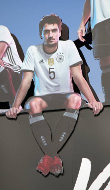 Alman futbolcu paspaslar Hummel portresi